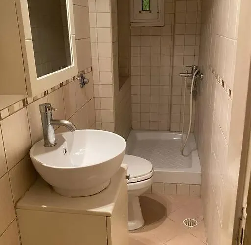 Cute 2bdrm In Salonica Center