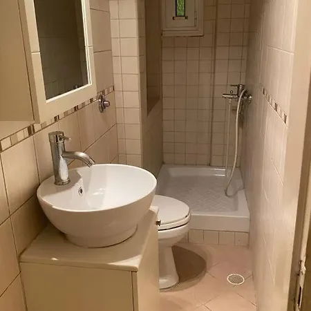 Cute 2bdrm In Salonica Center